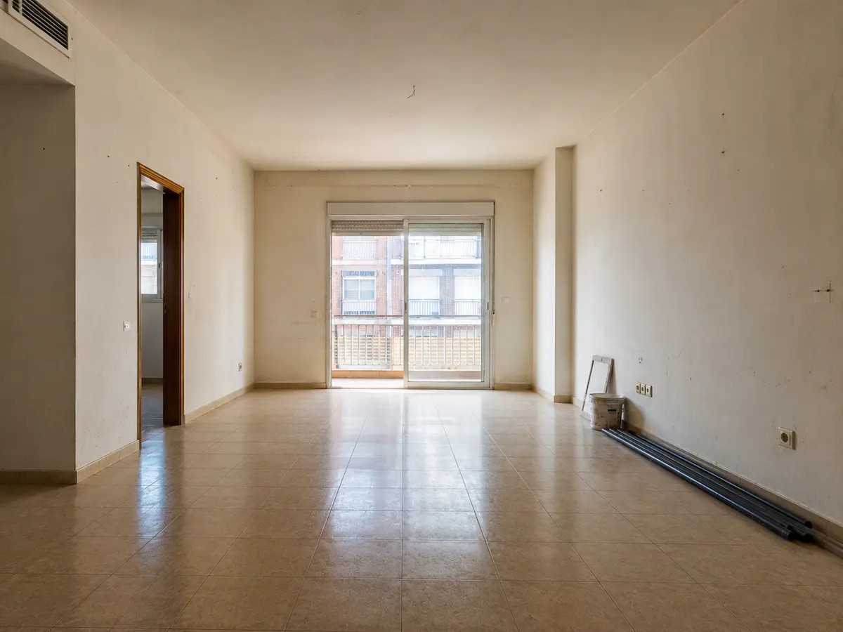 Pintores en Valencia 1 Salón de piso en Valencia antes de realizar trabajos de pintura con paredes deterioradas