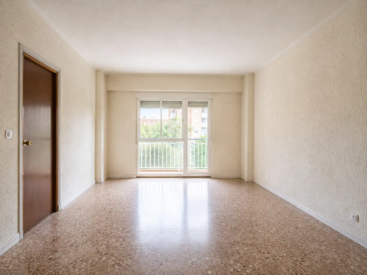Piso en Campanar antes de alisar el gotelé, con paredes texturizadas y pintura envejecida.