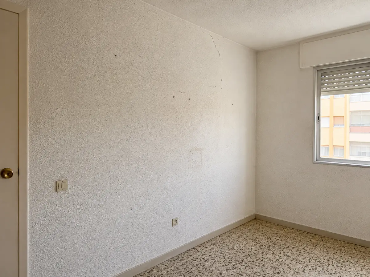 Dormitorio con paredes de gotelé antes del alisado en Valencia