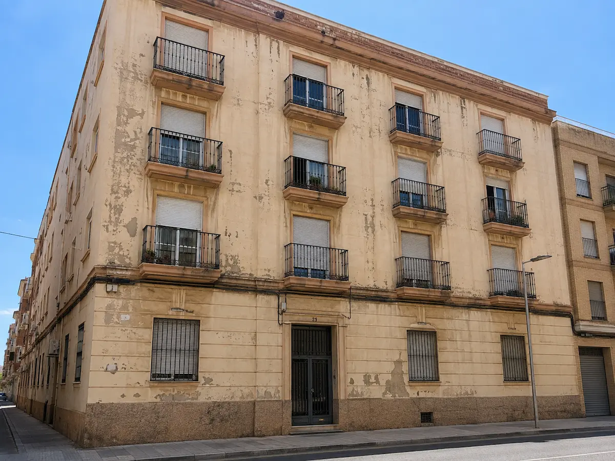 Pintores fachadas 5 Fachada deteriorada de comunidad de vecinos en Valencia antes de pintar