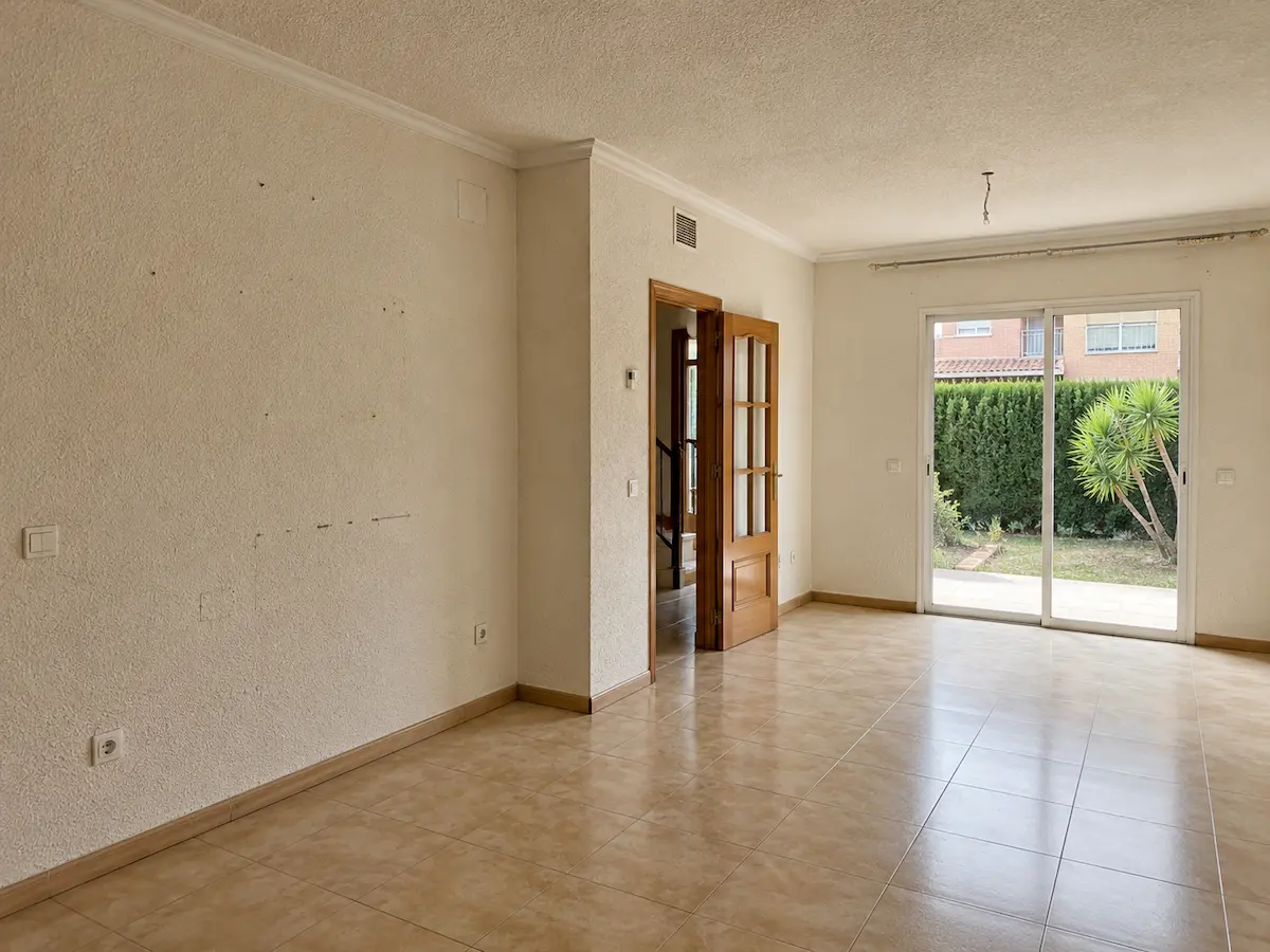 Salón de adosado con gotelé antes de alisar las paredes en L'Eliana