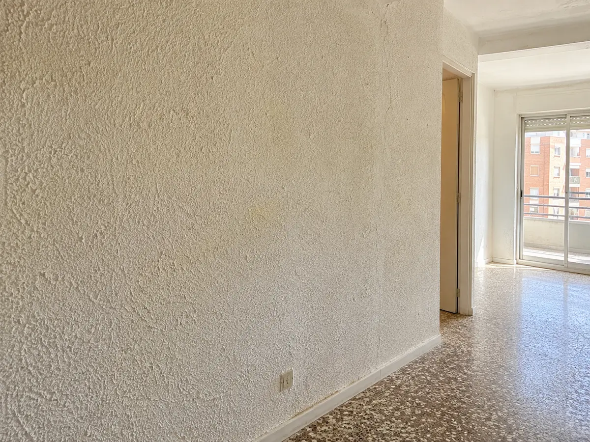 Pared con gotelé antes de quitarlo y alisar en una vivienda de Valencia