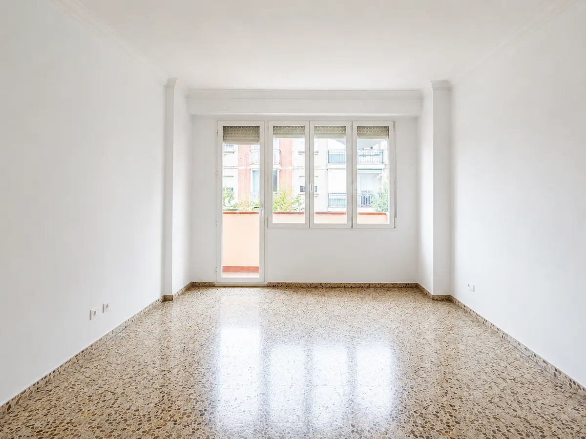Piso vacío en Benimaclet después de pintar, con paredes blancas y acabado profesional listo para alquilar.
