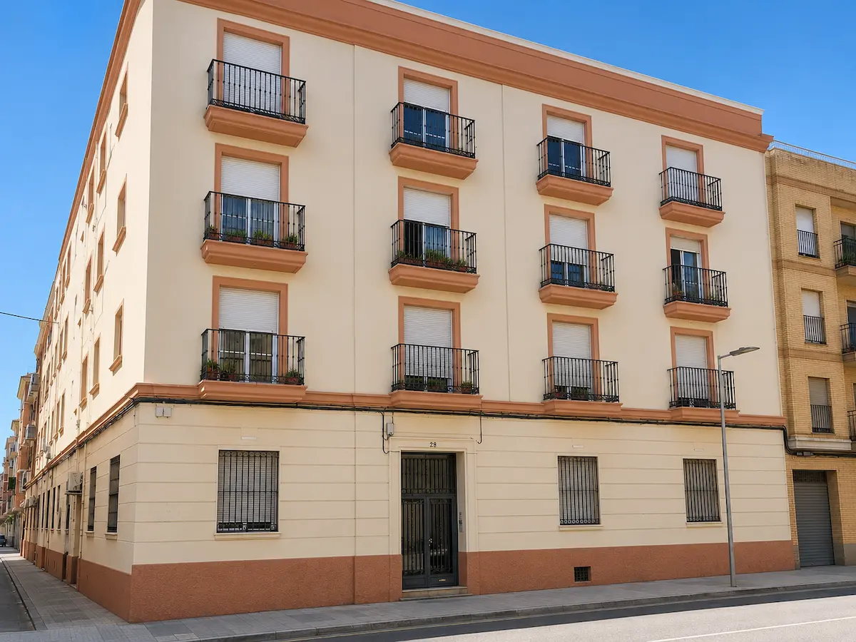 Pintores fachadas 6 Fachada de comunidad de vecinos en Valencia después de pintar