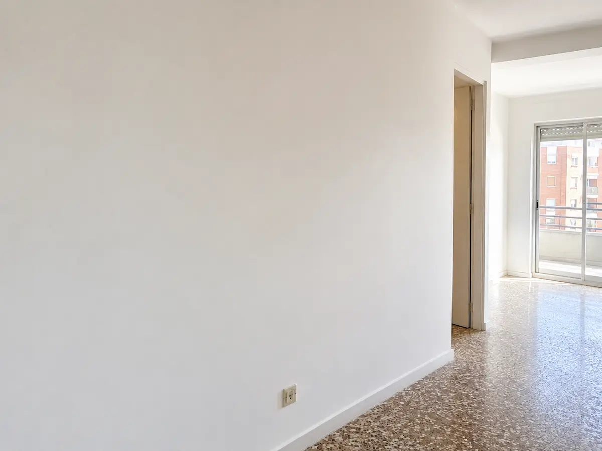 Pared lisa después de quitar el gotelé y alisar en una vivienda de Valencia