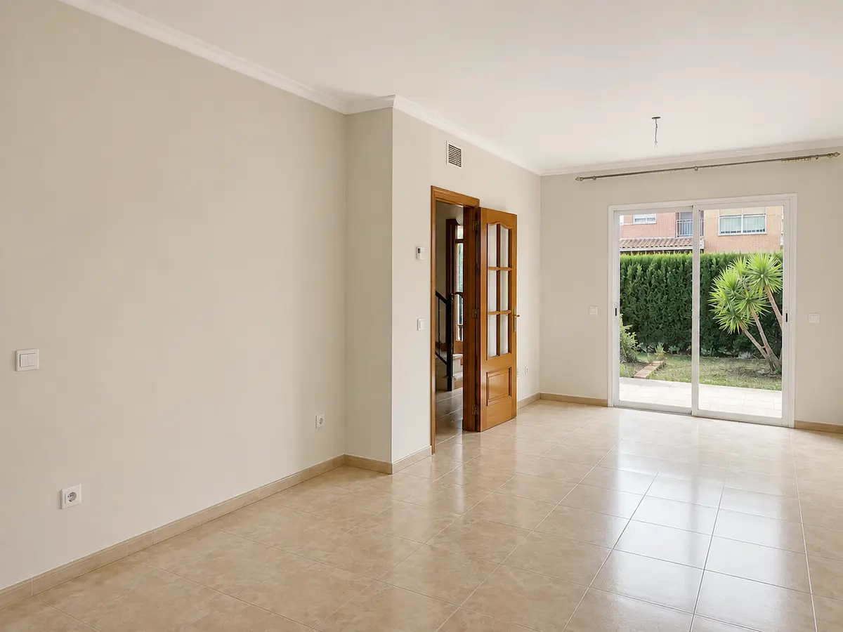 Salón con paredes lisas y pintadas después de quitar el gotelé en L'Eliana