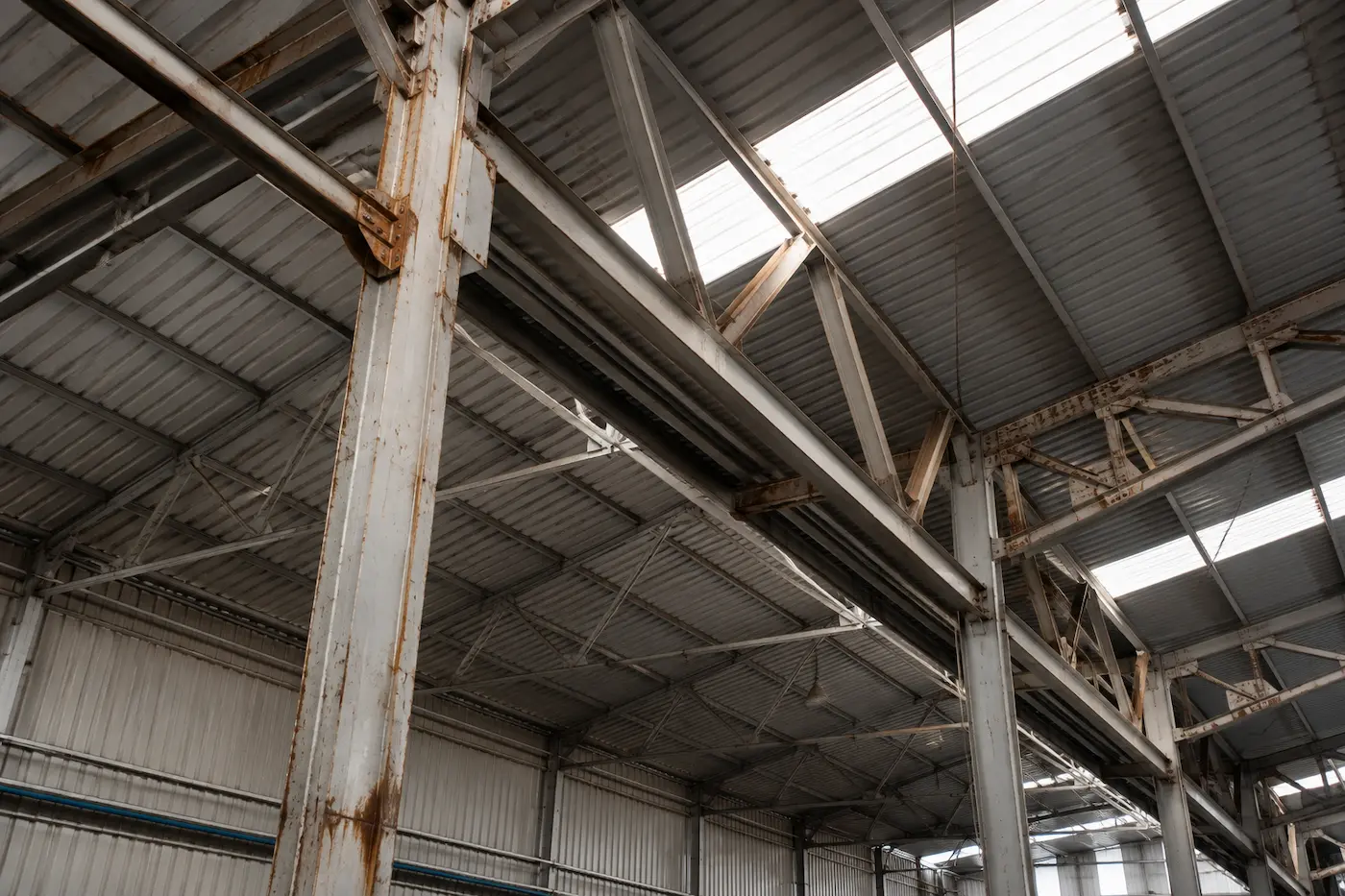 Estructura metálica con corrosión superficial en nave industrial de Sagunto