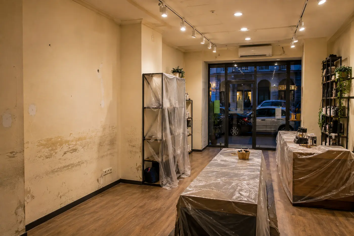 Presupuesto para pintar un local comercial en Valencia antes de renovar las paredes