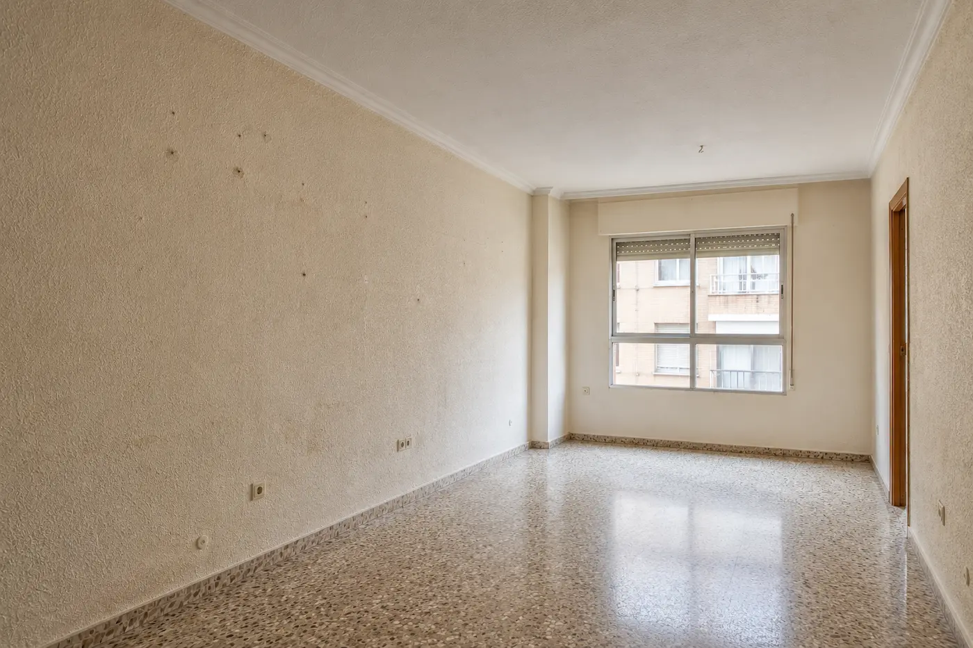 Presupuesto de pintura para piso con gotelé en Valencia antes del alisado