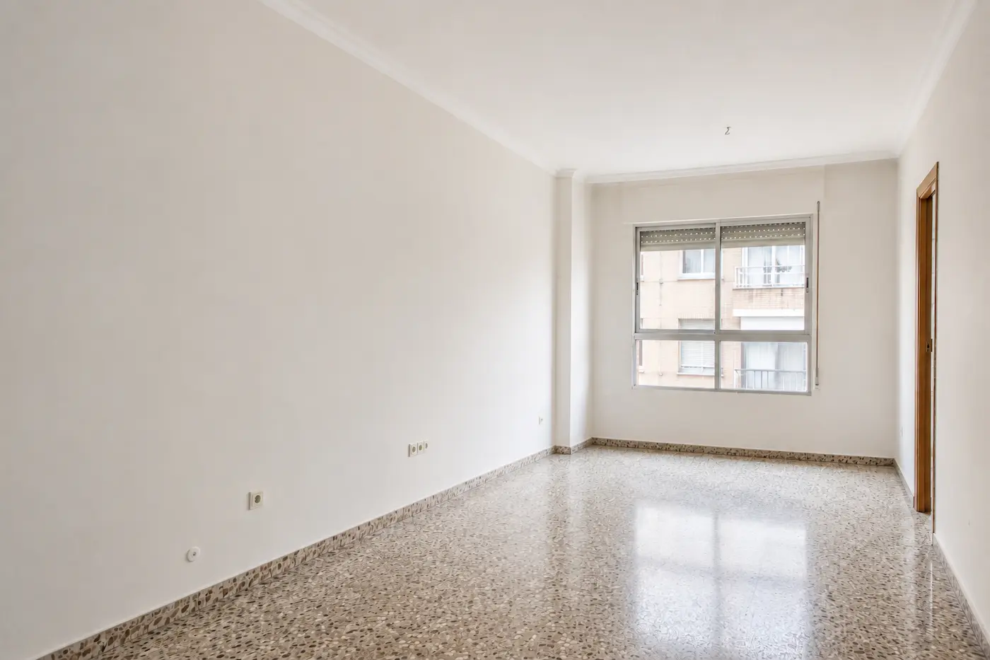 Piso con gotelé alisado y pintado después del trabajo en Valencia