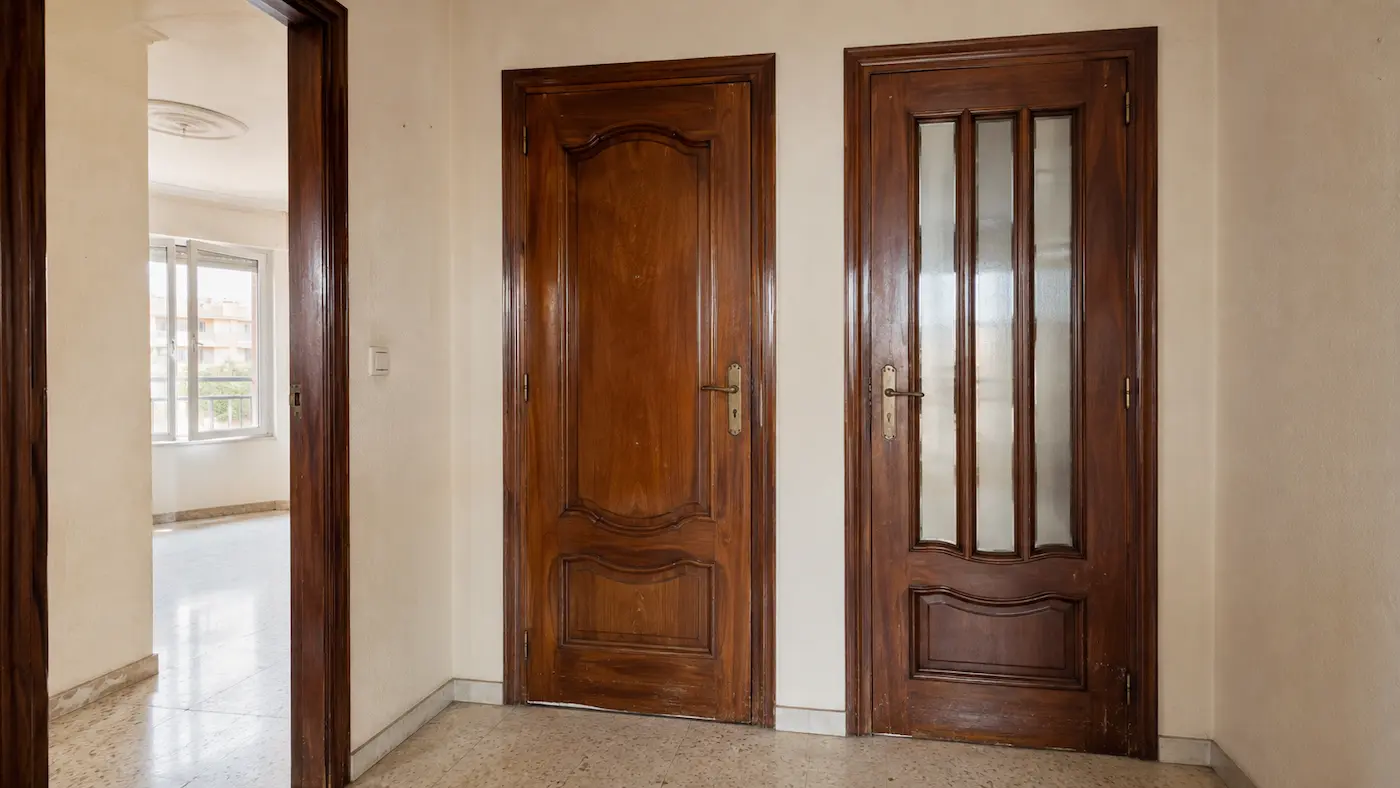 Puertas de madera con molduras y cristal antes del lacado en Valencia