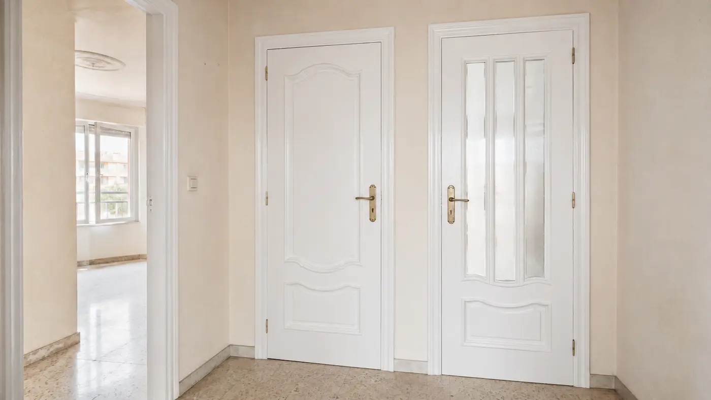 Puertas molduradas con cristal después del lacado blanco en Valencia