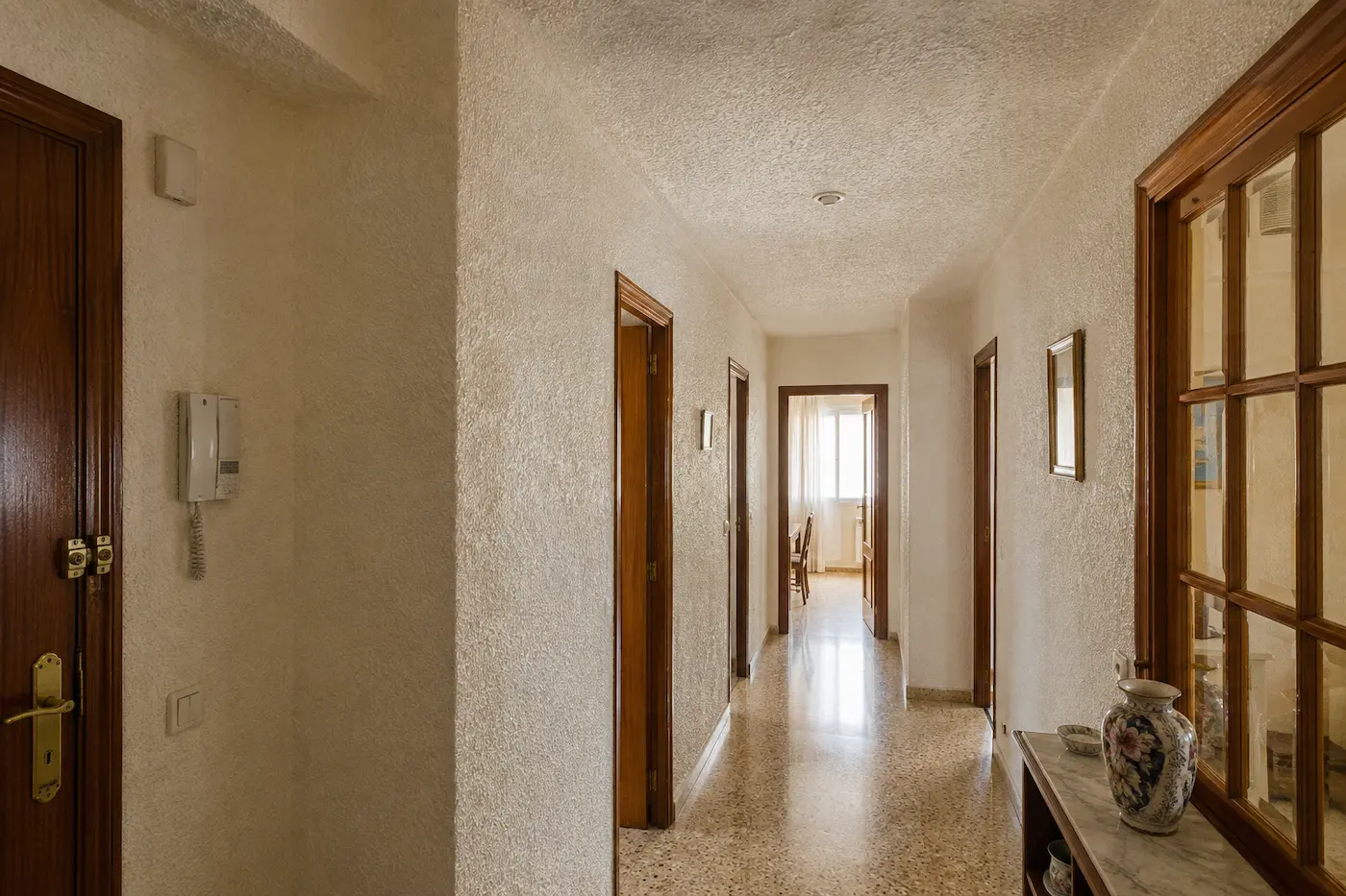 Precio quitar gotelé 3 Gotelé en paredes y techos de un piso de 100 m² antes de alisar
