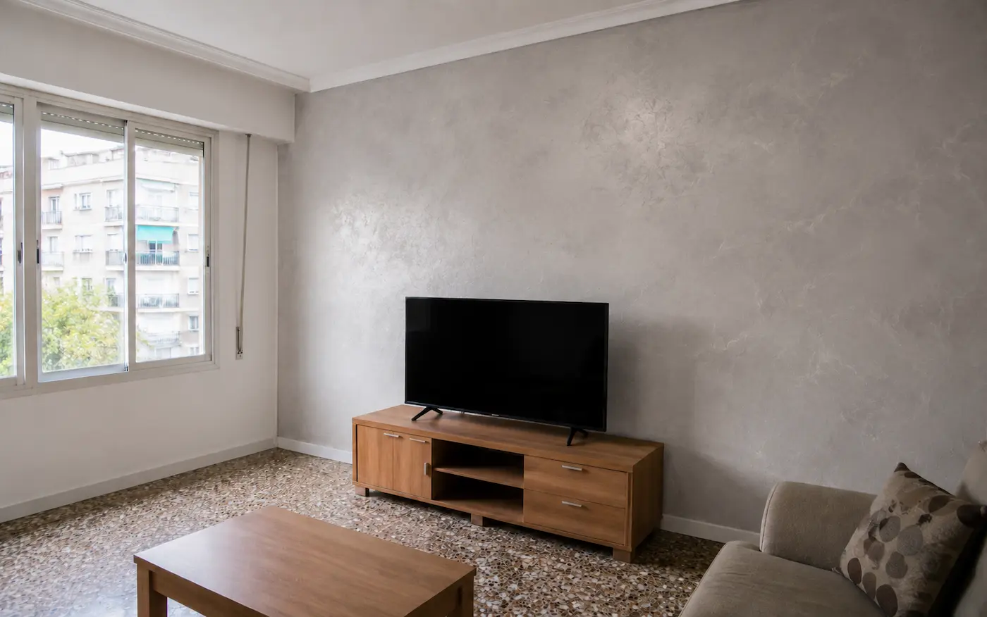 Pintor decorativo 2 Salón con estuco veneciano gris perla después del alisado