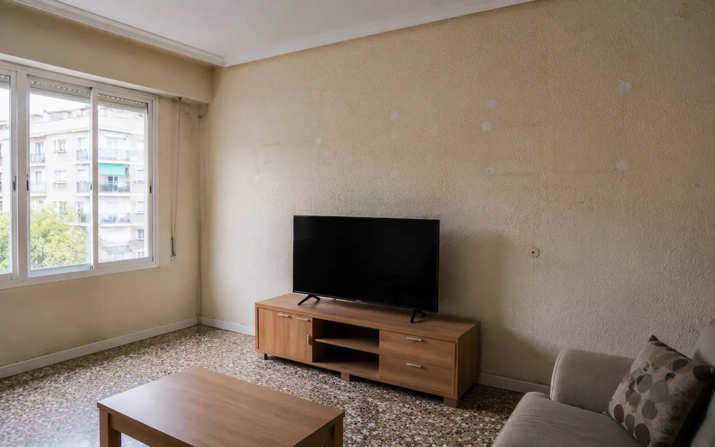 Pintor decorativo 1 Salón con gotelé antes de aplicar estuco veneciano en Valencia