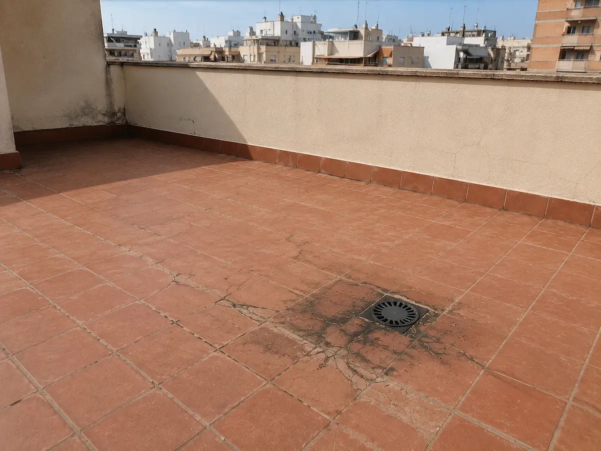 Terraza con filtraciones antes de impermeabilizar en Valencia